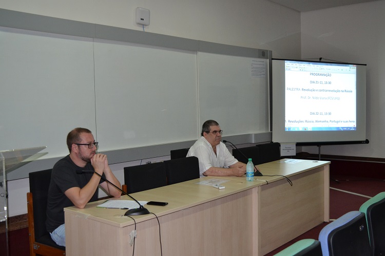 Professores Ricardo Golovaty (IFG) e Nildo Viana (UFG) durante palestra "Revolução e contrarrevolução Russa"